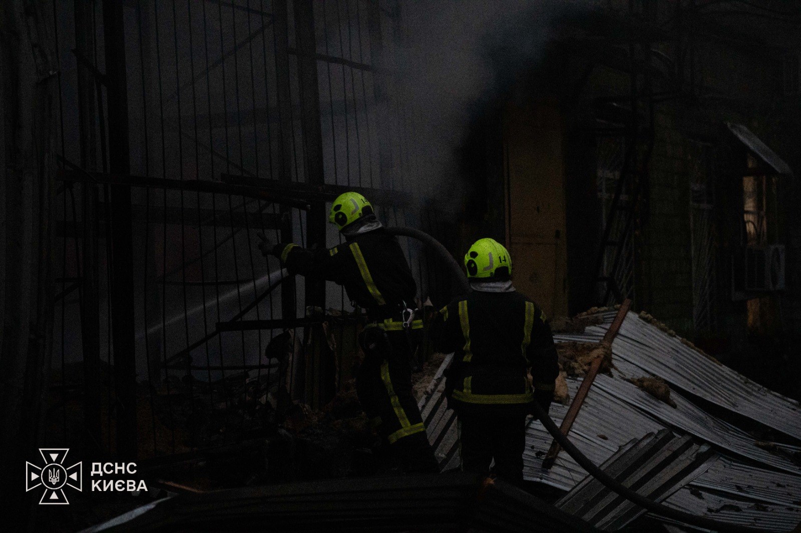 Київ під повторною атакою: 2 загиблих, 20 поранених, пожежі