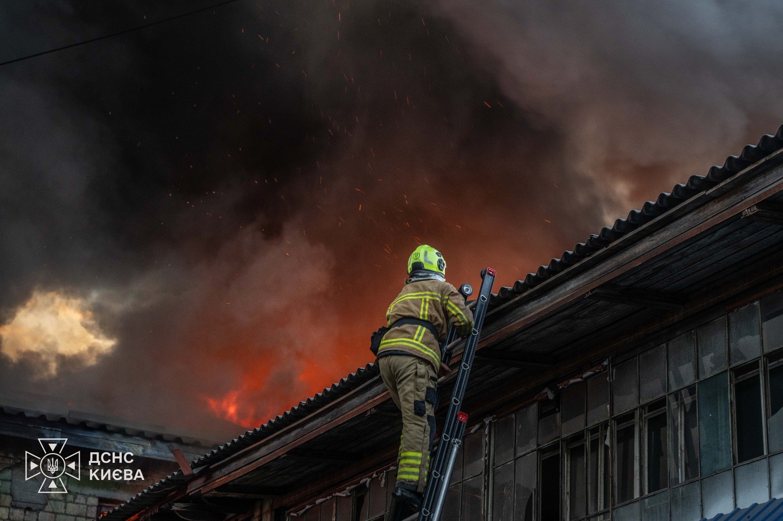 Київ під повторною атакою: 2 загиблих, 20 поранених, пожежі