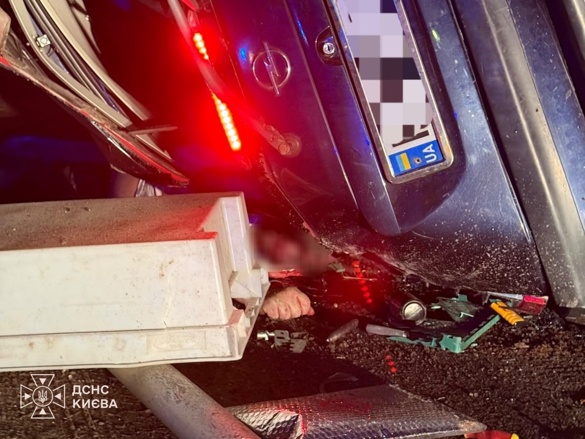 Смертельна ДТП у Києві: Opel впав з моста, водій загинув