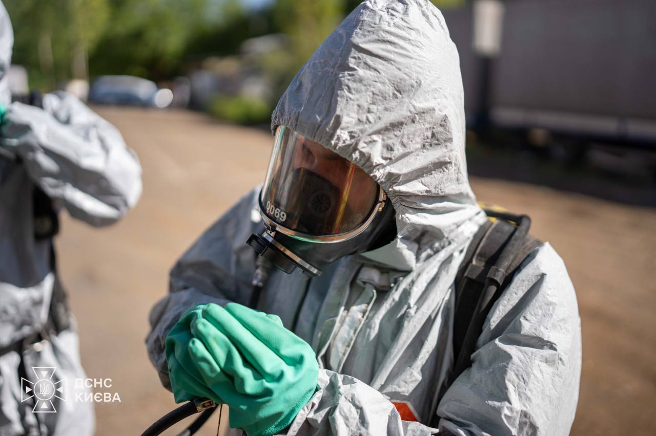 У Києві рятувальники ліквідували загоряння бочки з мішметалом