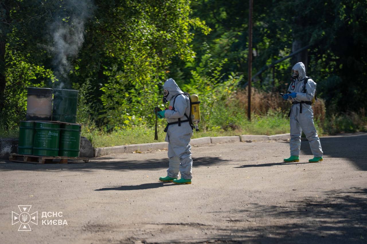 У Києві рятувальники ліквідували загоряння бочки з мішметалом