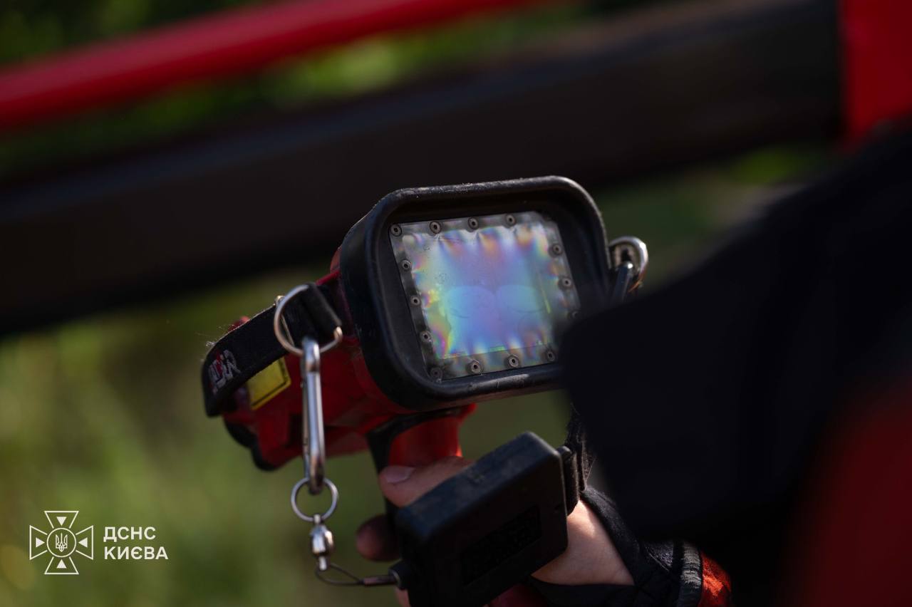 У Києві рятувальники ліквідували загоряння бочки з мішметалом