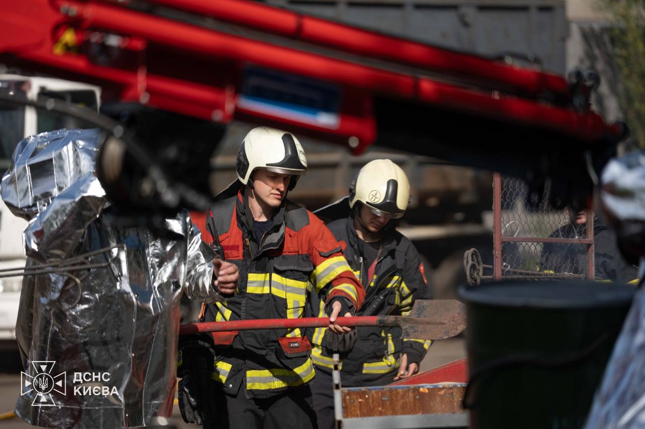 У Києві рятувальники ліквідували загоряння бочки з мішметалом