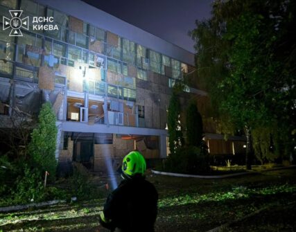 Київ атакували дрони: пошкоджено виш, знищено склади фонду Зеленської та Кварталу 95