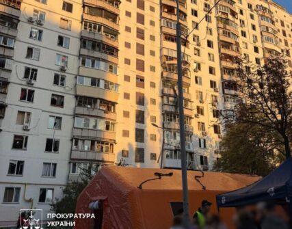 Нічна атака на Київ: 18 поранених, розгорнуто штаб допомоги у Дніпровському районі