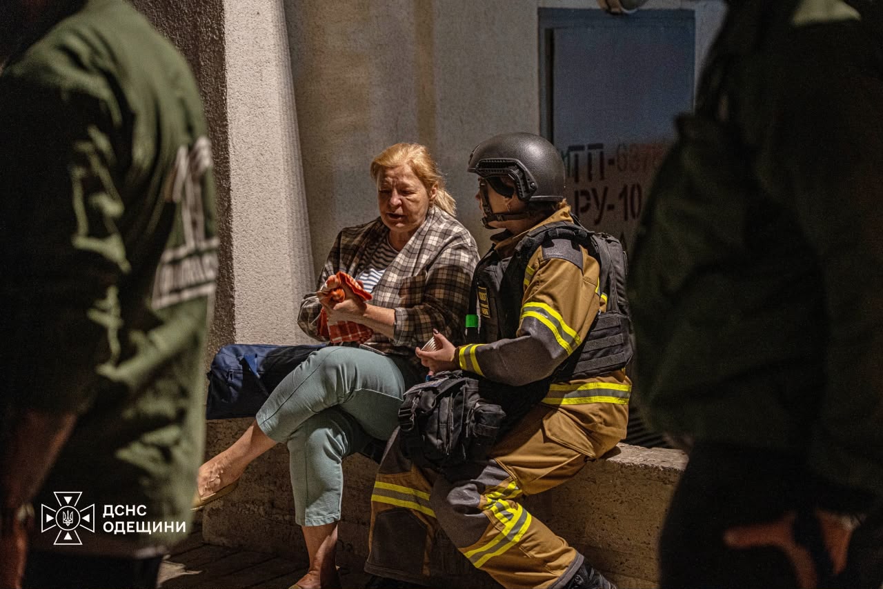 Сім людей, зокрема двоє дітей, постраждали в Одесі внаслідок нічного обстрілу
