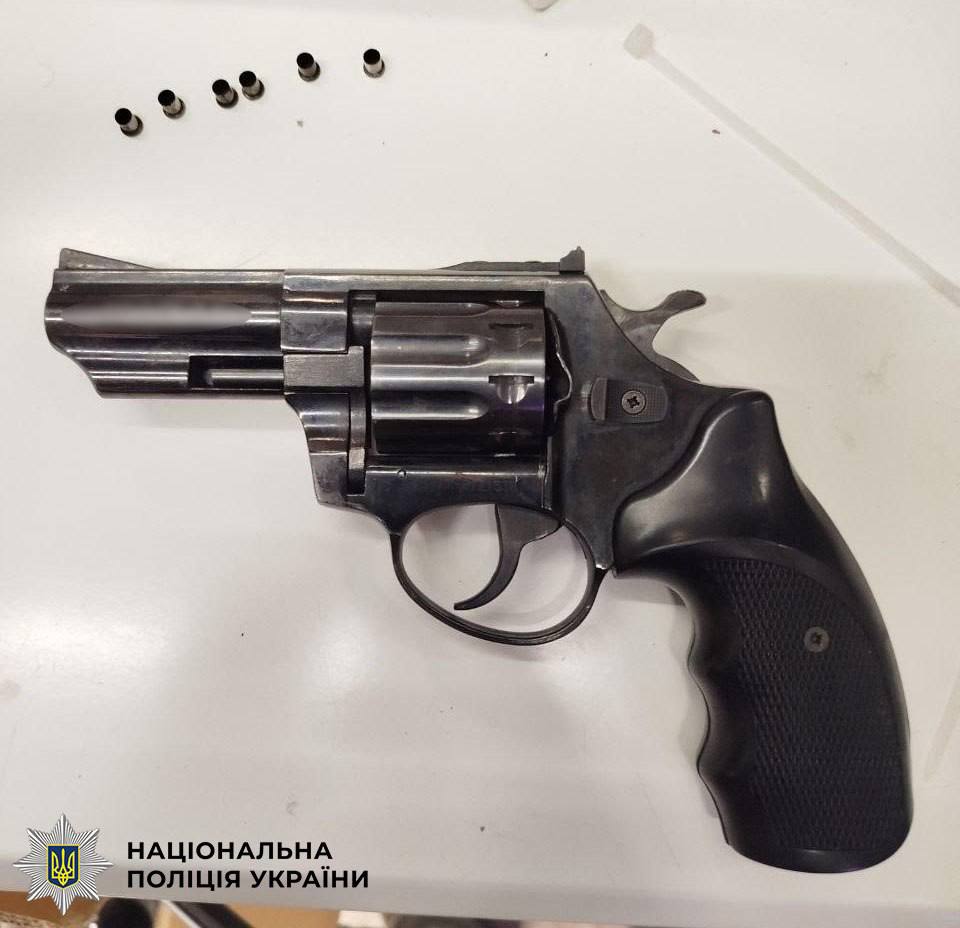 У Києві затримали трьох нападників: діджея побили та залишили на Десні