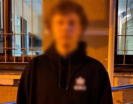 Київ: 16-річні підлітки жорстоко побили чоловіка на Подолі за зауваження