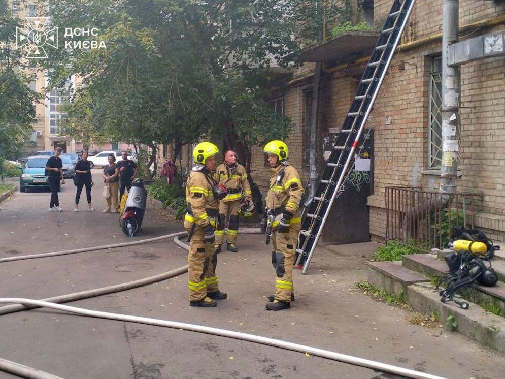 У Києві врятували собаку з палаючої квартири на Костянтинівській