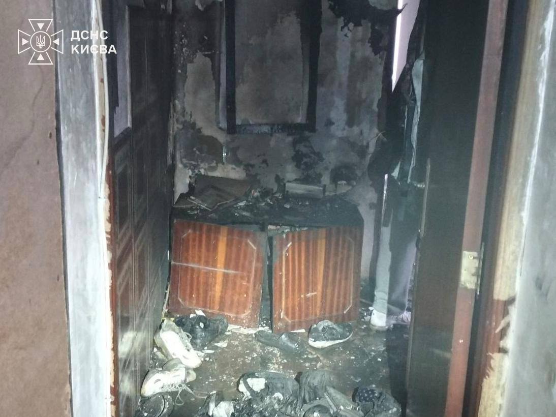 У Києві врятували собаку з палаючої квартири на Костянтинівській