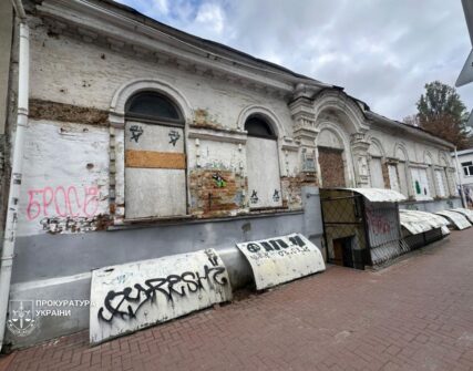 Прокуратура через суд вимагає врятувати історичний флігель Киселівського у Києві