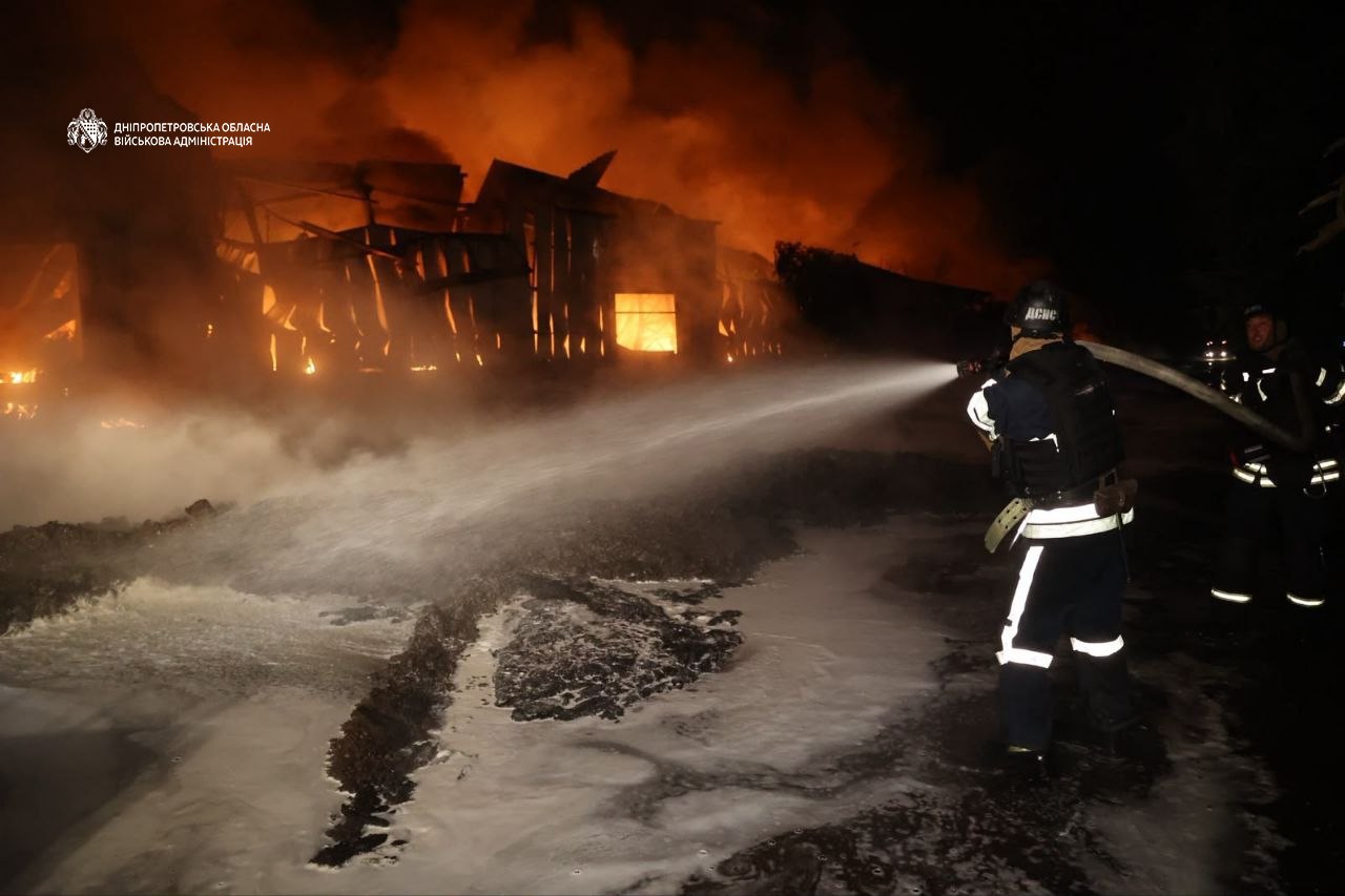 Нічна атака РФ на Дніпро: четверо загиблих, масштабні пожежі та руйнування