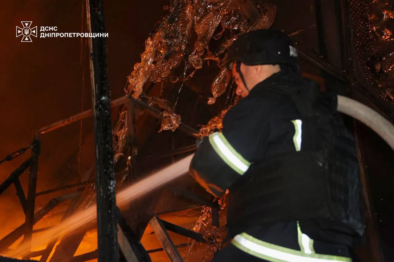 Нічна атака РФ на Дніпро: четверо загиблих, масштабні пожежі та руйнування