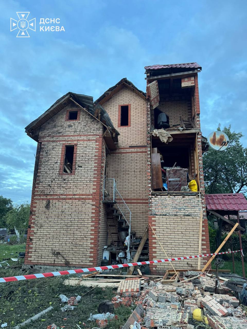 У Києві 8 постраждалих після нічної атаки дронів: деталі ударів