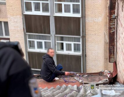 У Києві поліція та рятувальники запобігли самогубству чоловіка на висоті