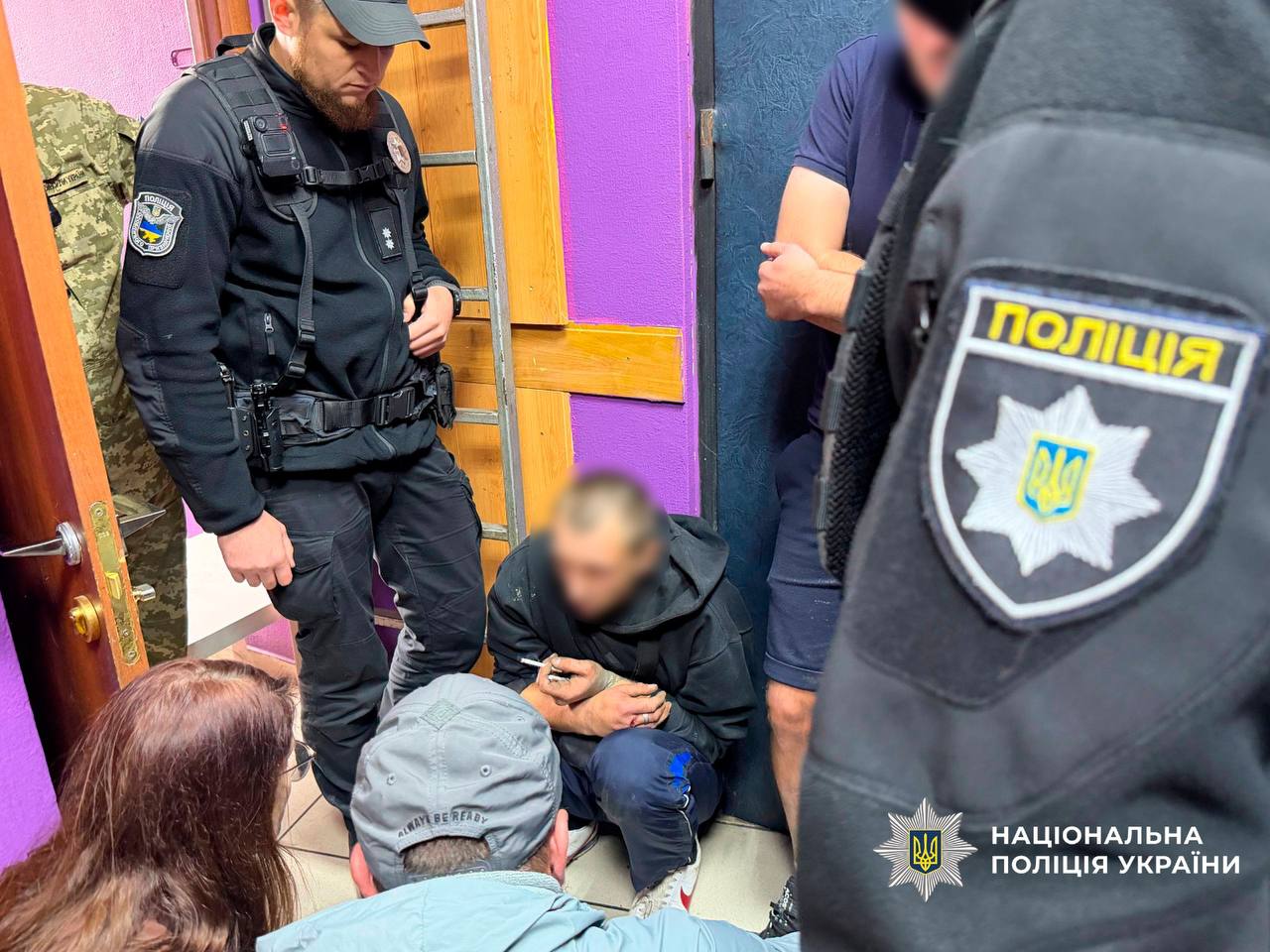 У Києві поліція та рятувальники запобігли самогубству чоловіка на висоті