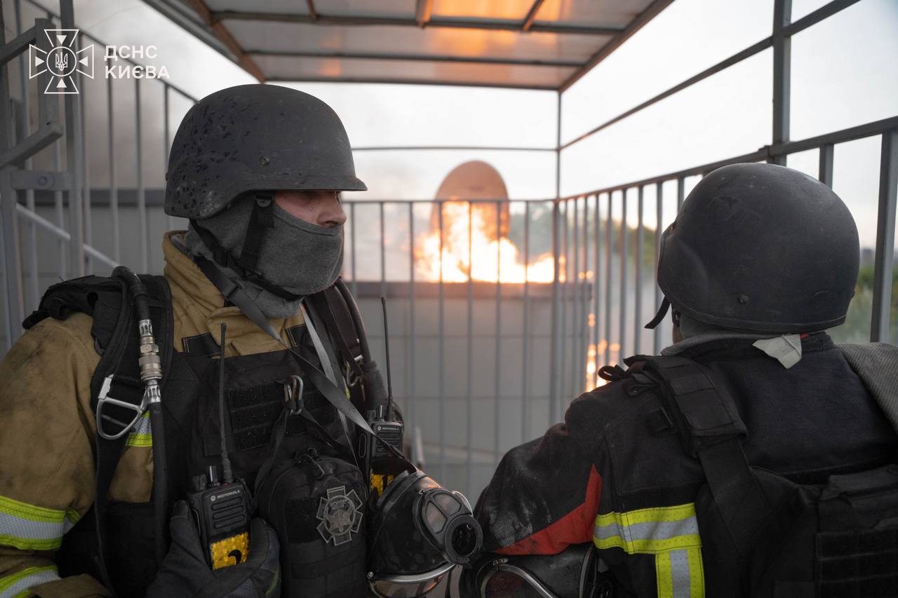 Київ під ударом дронів: є поранений та значні пошкодження