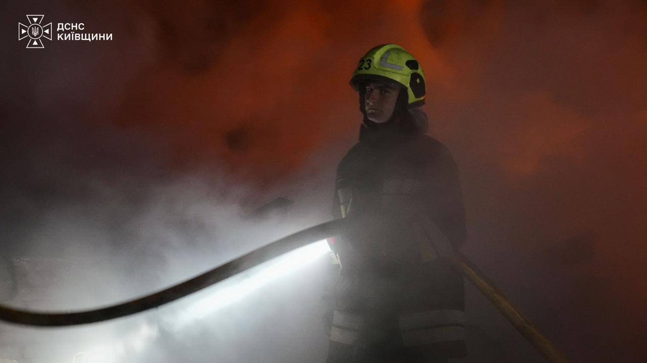 Ворожа атака на Київщину: пошкоджено об'єкти в трьох районах