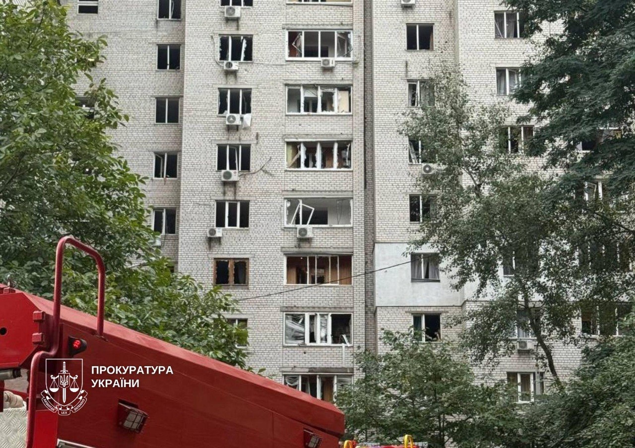 Дрон влучив у багатоповерхівку на Печерську: загинув 14-річний хлопець, пошкоджено 30 квартир