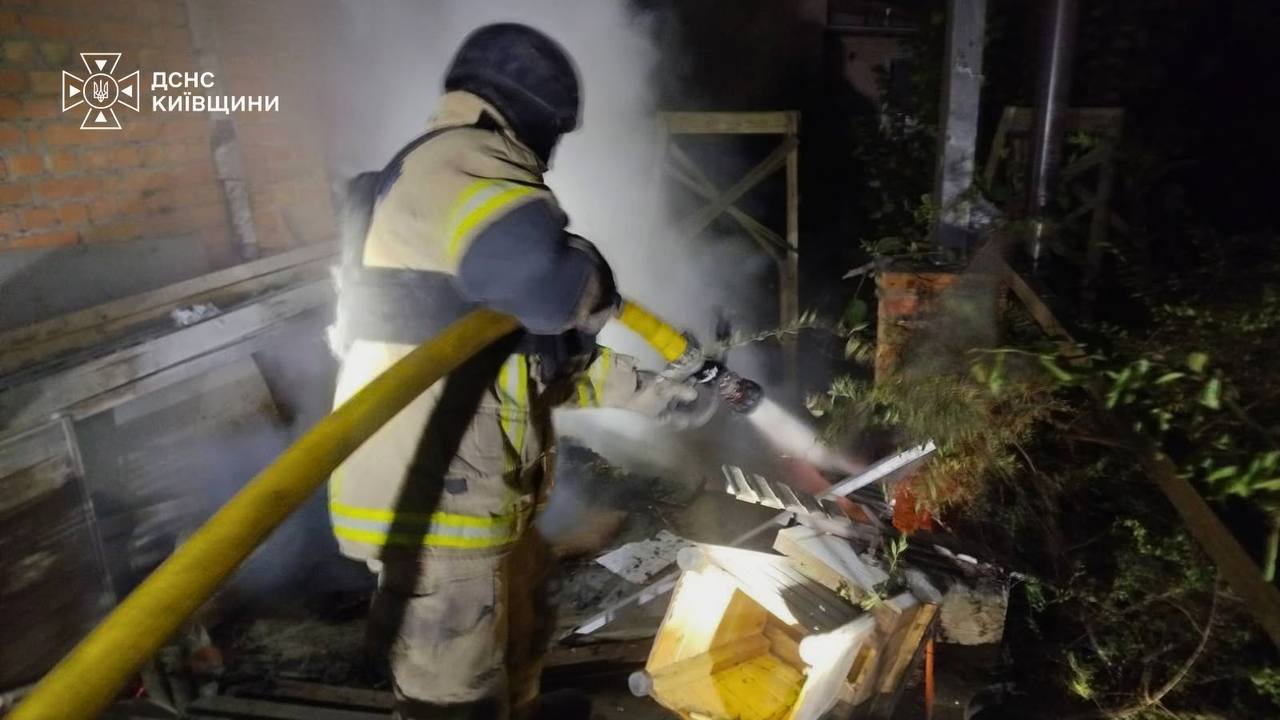 Київ та область під атакою дронів: 6 постраждалих, пожежі та руйнування