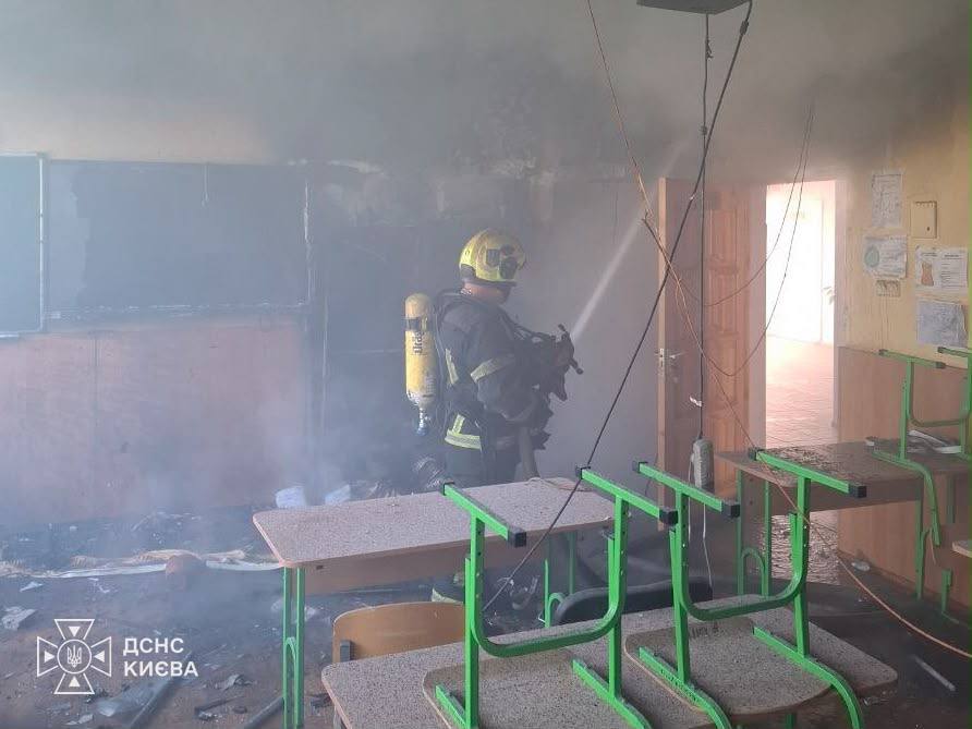 Київ знову під атакою ворожих дронів: пошкоджено будівлі, є поранені
