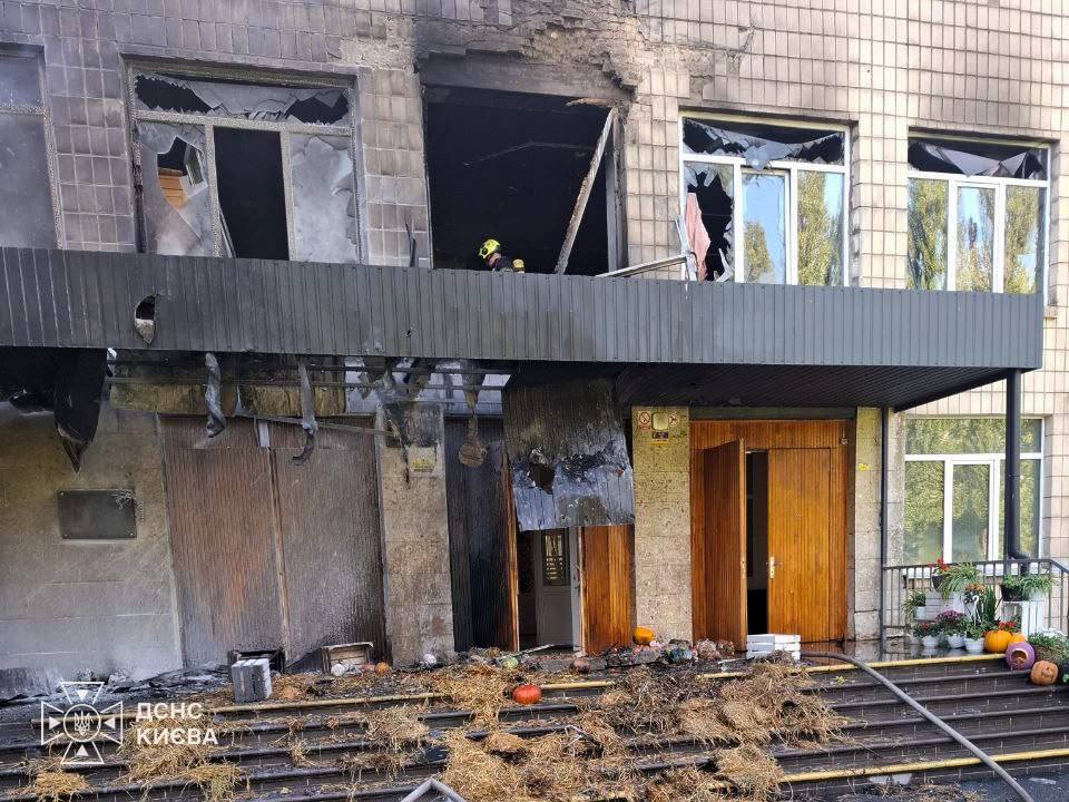 Київ знову під атакою ворожих дронів: пошкоджено будівлі, є поранені