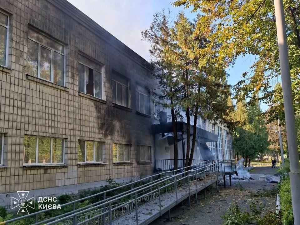 Київ знову під атакою ворожих дронів: пошкоджено будівлі, є поранені
