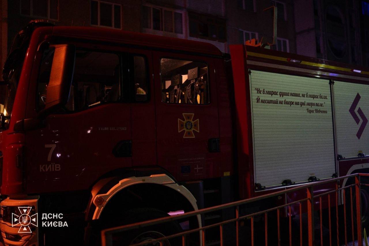 Київ атакували дрони: руйнування та постраждалі в кількох районах