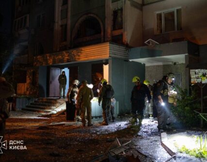 Київ атакували дрони: руйнування та постраждалі в кількох районах