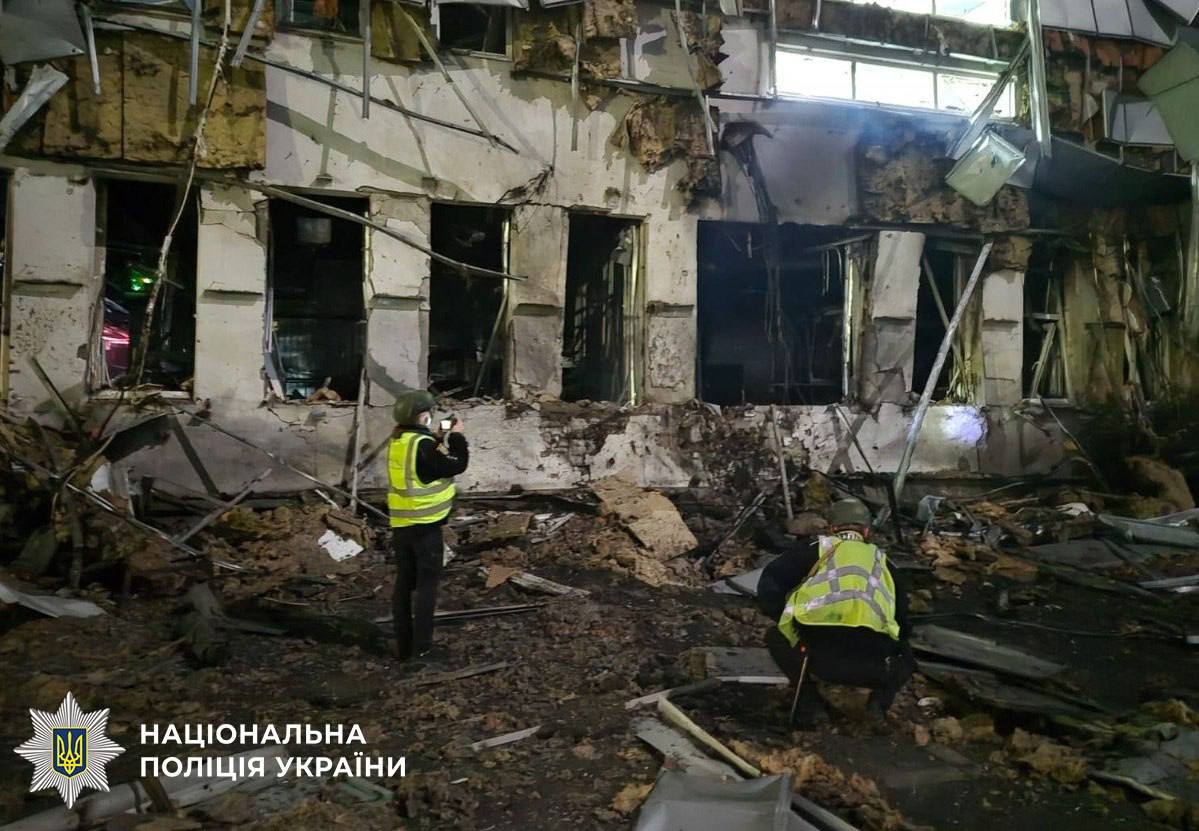 Київ зазнав ранкової атаки дронами та ракетами: є травмована та руйнування