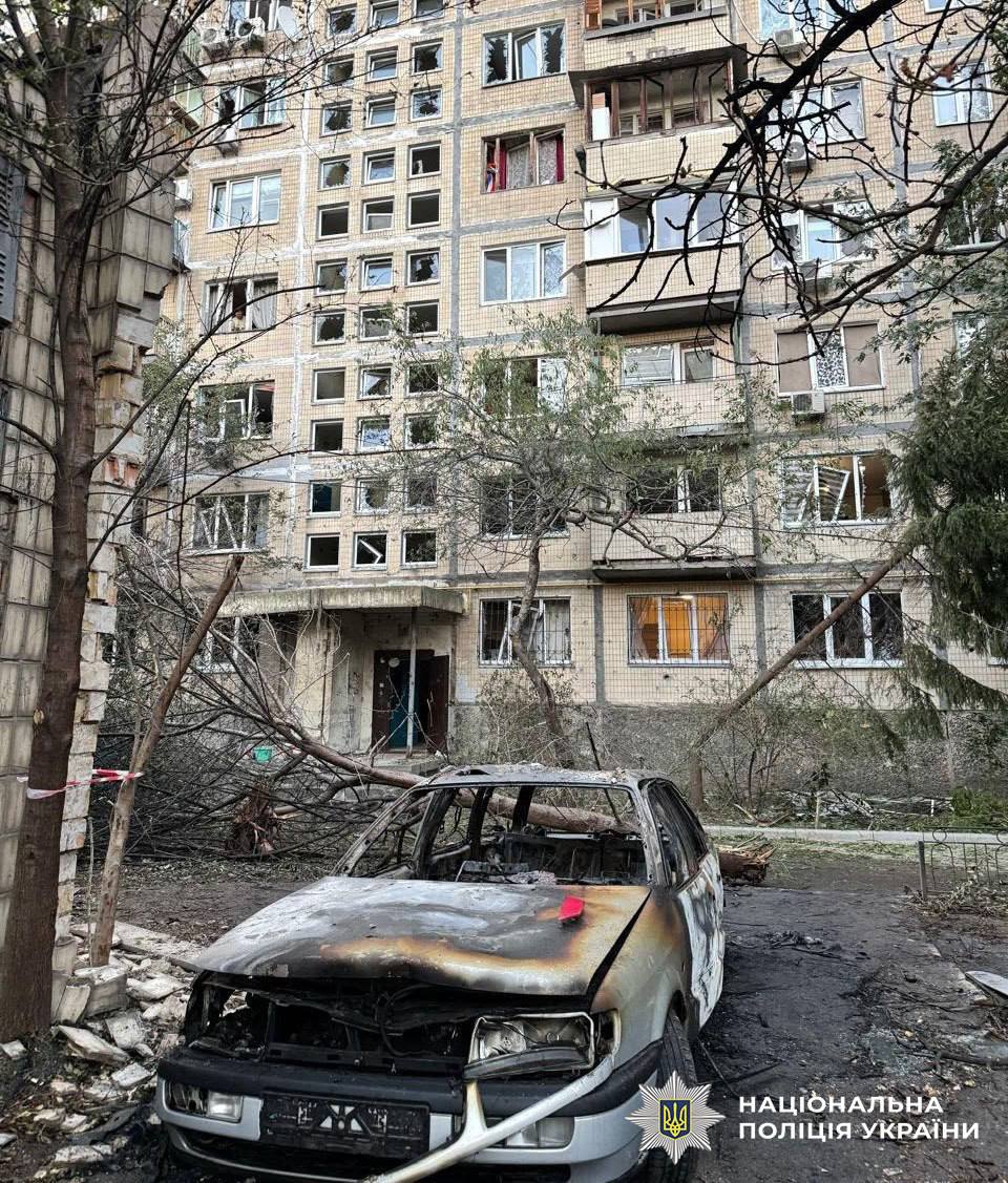 Київ зазнав ранкової атаки дронами та ракетами: є травмована та руйнування