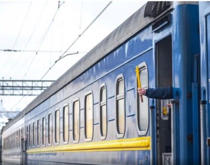 Дрон пошкодив поїзд: затримки руху з Дніпра та Одеси до 6 годин