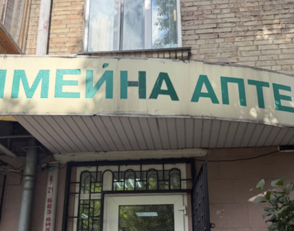 У Києві демонтують незаконну рекламу в Дніпровському районі