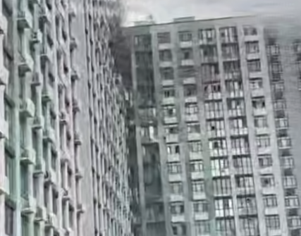 Пожежа в київському ЖК після "прильоту" шахеда: рятувальники не можуть проїхати