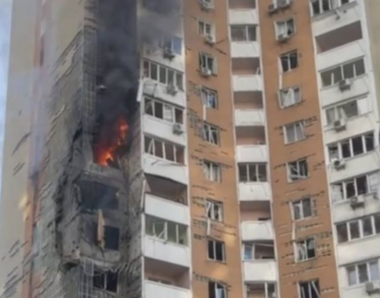 У Києві ворожий БпЛА влучив у 24-поверхівку в Дарницькому районі