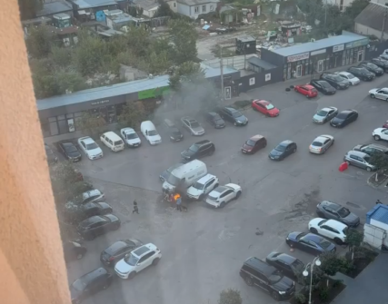 Київ: палаючий уламок дрона впав біля авто, жителі відтягували його