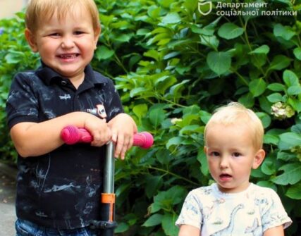 У Дніпрі шукають родину для двох нерозлучних братів: 4 та 2 роки