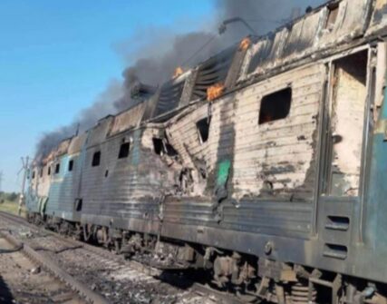 Росіяни атакували потяг до Херсона дронами: двоє поранених, затримки до 15 годин