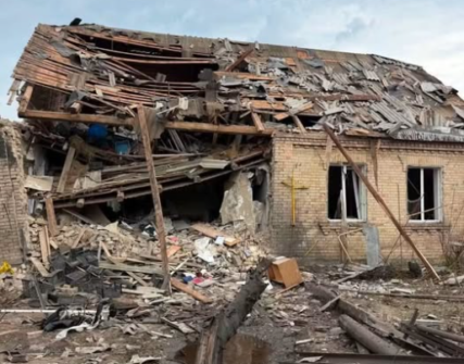У Жулянах російський обстріл зруйнував приватний сектор: будинок вчительки знищено, є поранена