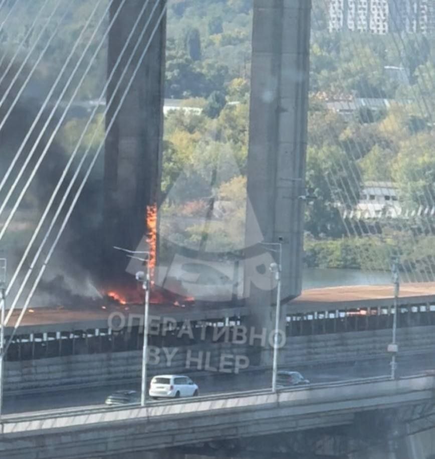 У Києві два БпЛА влучили біля Південного мосту: зупинено рух