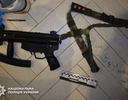 У Дніпровському районі затримали чоловіка за пограбування та погрози зброєю