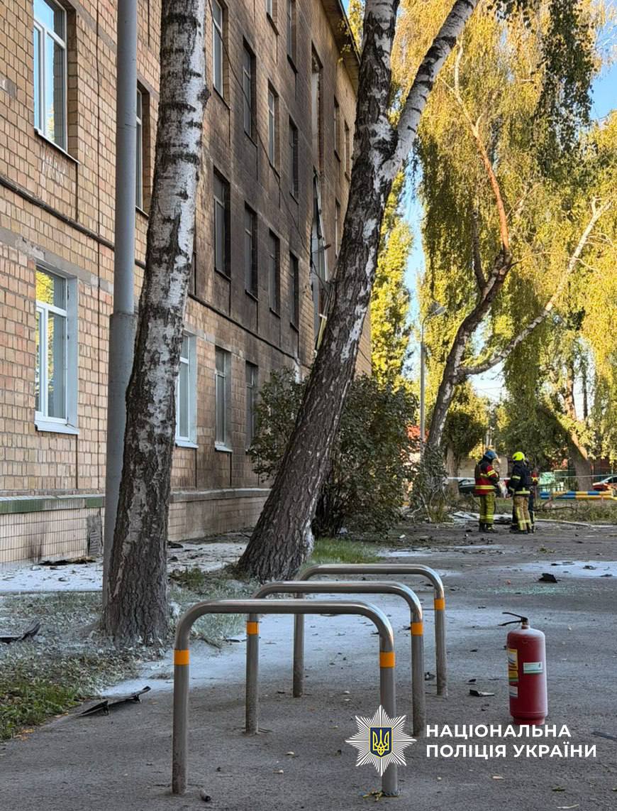 Ворожий дрон влучив у школу в Києві: без постраждалих