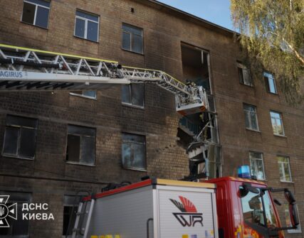 Зеленський відвідав атаковану «шахедом» київську школу: подякував за порятунок дітей і дав доручення