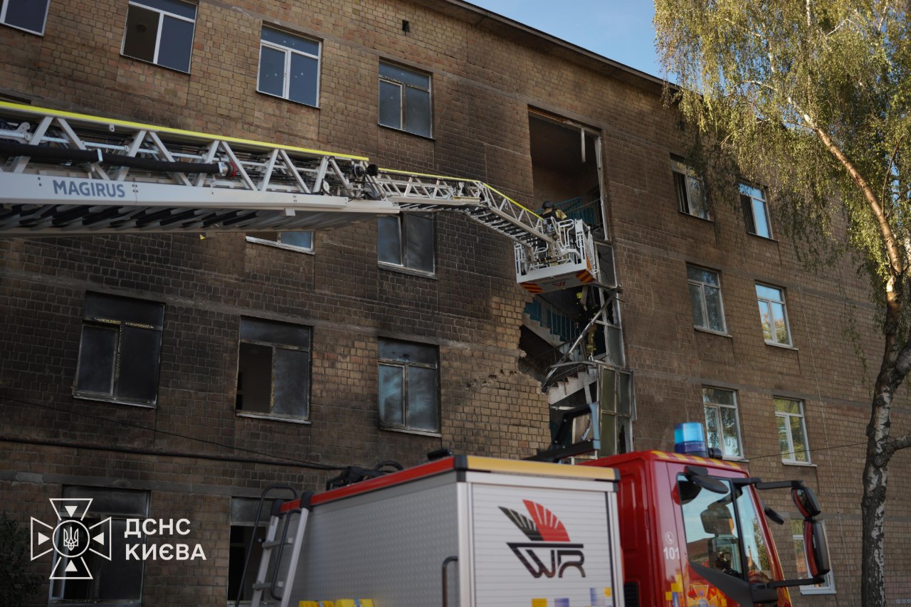 Ворожий дрон влучив у школу в Києві: без постраждалих