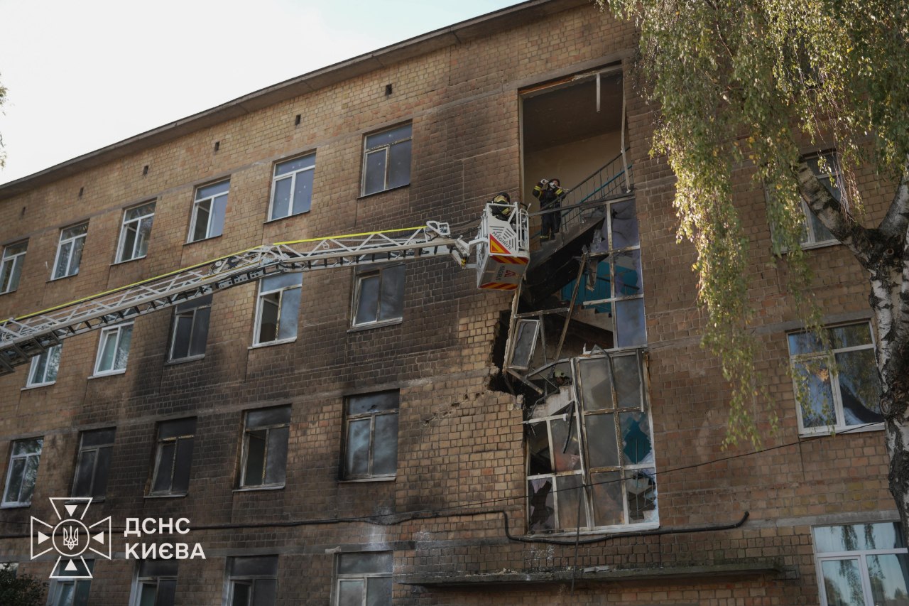 Ворожий дрон влучив у школу в Києві: без постраждалих