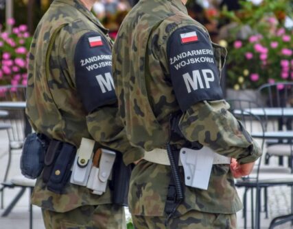 У Польщі троє людей постраждали від підозрілої посилки у військовій частині